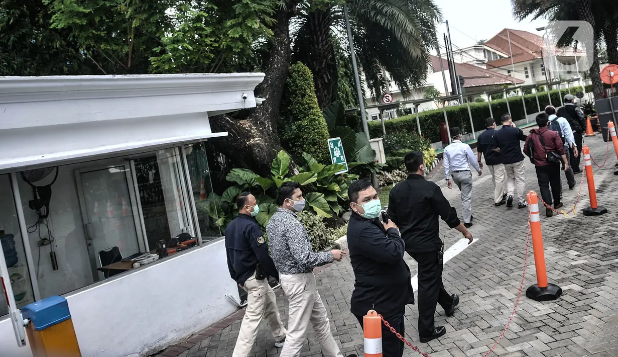 Penyidik KPK mendatangi Gedung Mina Bahari Kementerian Kelautan dan Perikanan (KKP), Jakarta, Rabu (25/11/2020). Kedatangan penyidik KPK sebagai tindak lanjut penyelidikan terkait penangkapan menteri Edhy Prabowo dan sejumlah pegawai Kementerian Kelautan dan Perikanan. (merdeka.com/Iqbal Nugroho)