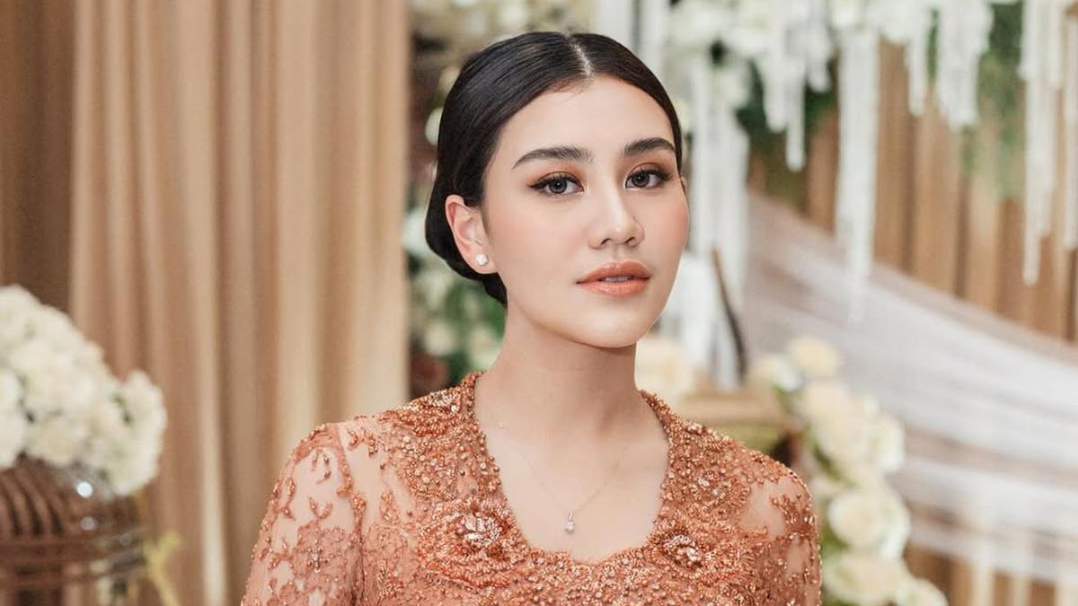 Aura Keibuan Terpancar, Makeup Peach Aaliyah Massaid di Tedak Siten Baby Arash Jadi Sorotan