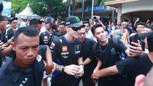 Pembalap Monster Energy Yamaha, Fabio Quartararo dan Alex Rins, tiba di SMAN 2 Mataram, Nusa Tenggara Barat (NTB), Rabu (1/10/2025). (Bola.com/M Iqbal Ichsan)