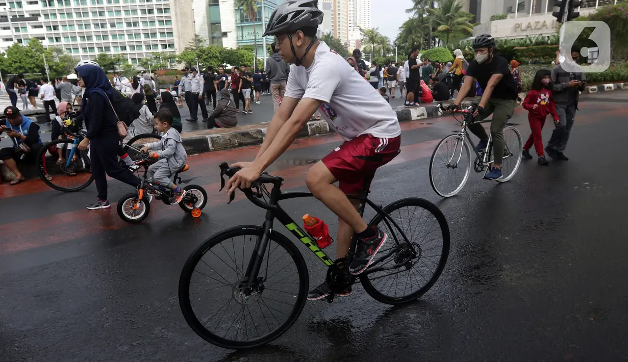 Aktivitas warga saat penyelenggaraan Hari Bebas Kendaraan Bermotor di Jlalan MH Thamrin, Jakarta, Minggu (29/5/2022). Hari Bebas Kendaraan Bermotor yang kembali diselenggarakan pada setiap hari Minggu dimanfaatkan warga untuk berolahraga. (Liputan6.com/Helmi Fithriansyah)