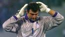 2. Angelo Peruzzi. Memiliki Caps sebanyak 31 dalam rentang 11 tahun, 1995-2006. Menjadi  kiper nomor 1 usai Piala Dunia 1998. Menjadi nomor 3 di belakang Gianluigi Buffon dan Francesco Toldo Toldo sejak 1999. Menjadi bayang-bayang Buffon hingga PD 2006 dan pensiun pada 2007. (AP/Massimo Sanbucetti)