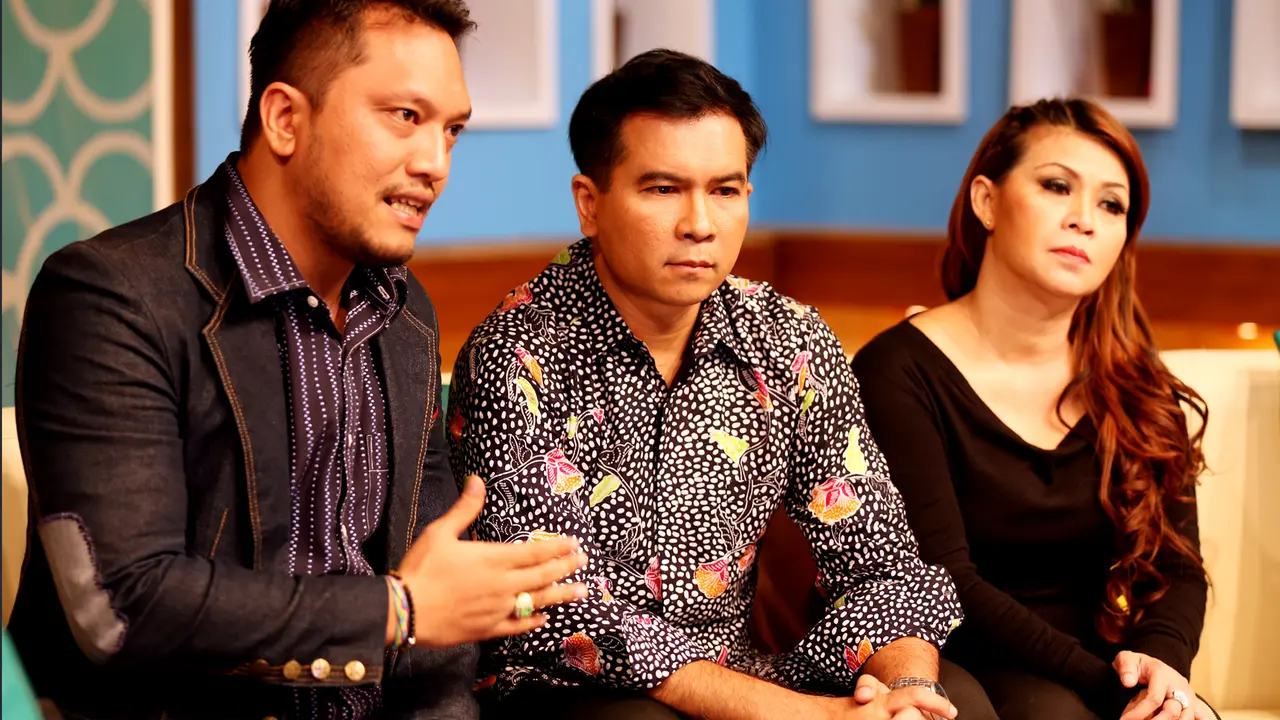 Krisna Mukti duduk diapit kuasa hukumnya, Ramdan Alamsyah, dan manajernya Astrid
