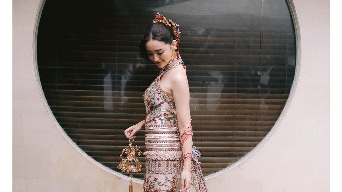 Cheongsam Ranty Maria di Acara Tea Pai, Burung Phoenix 3D Ikut Bergerak-gerak Saat Berjalan