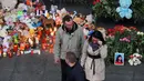Keluarga dan kerabat korban meletakkan karangan bunga di depan Bandara Internasional St. Petersburg di Rusia, Minggu (1/11). Pesawat membawa 224 penumpang jatuh ke daerah pegunungan Sinai setelah kehilangan kontak radar. (AFP PHOTO/OLGA MALTSEVA)