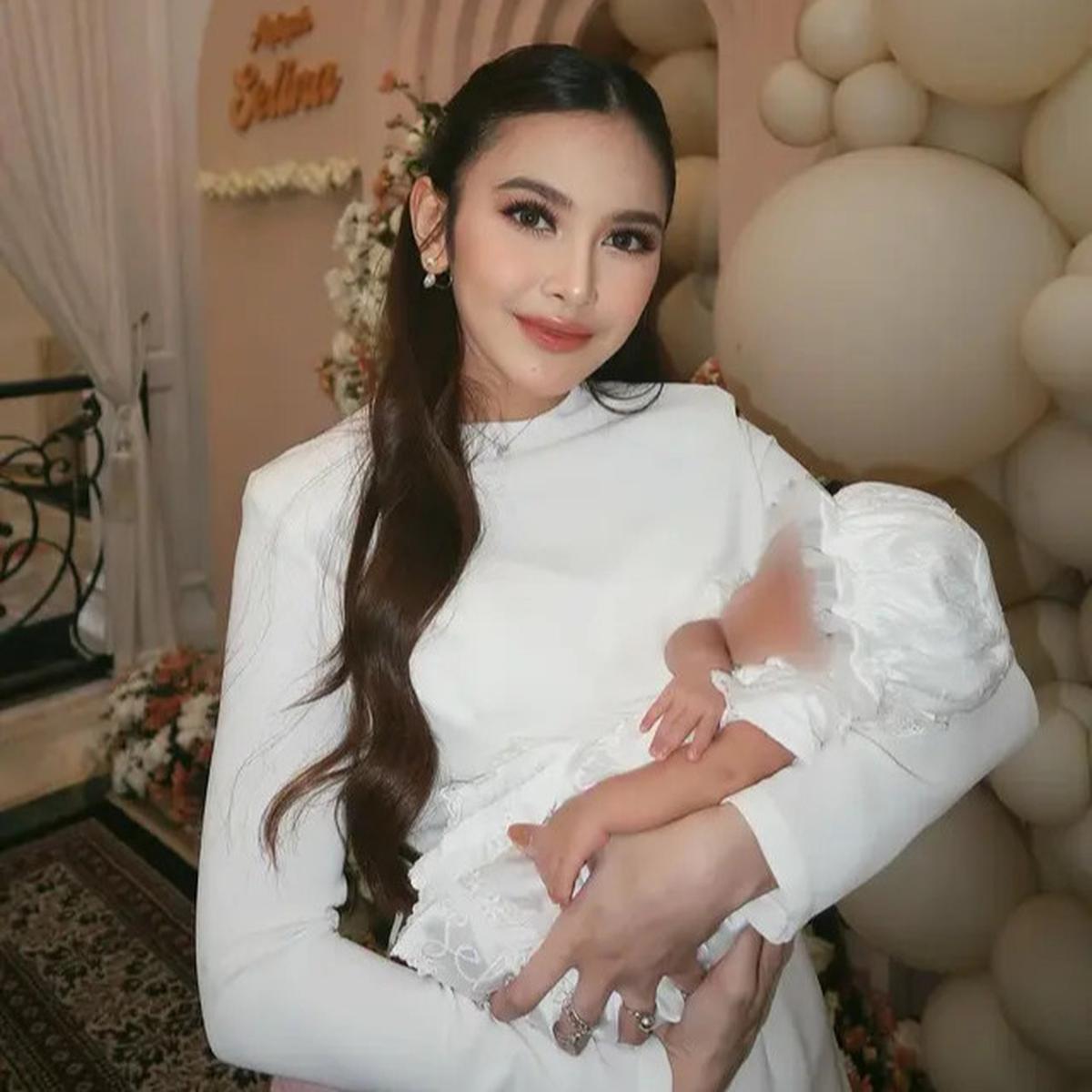 6 Potret Penampilan Mahalini di Akikah Selina, Bak Kakak Adik ketika Gendong Anaknya