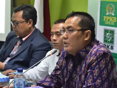 Ketua Fraksi PKB DPR RI, Helmy Faishal Zaini (kanan) saat menjadi narasumber pada diskusi "Meneguhkan Mandat Konstitusi: Tanah Untuk Rakyat" di Ruang Fraksi PKB, Senayan, Jakarta, Rabu (25/3/2015).(Liputan6.com/Andrian M Tunay)
