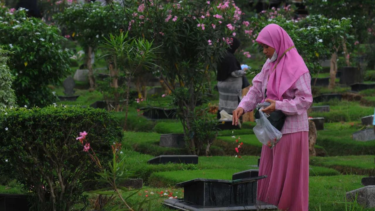 6. Membaca Surat Al-Ikhlas 3 Kali