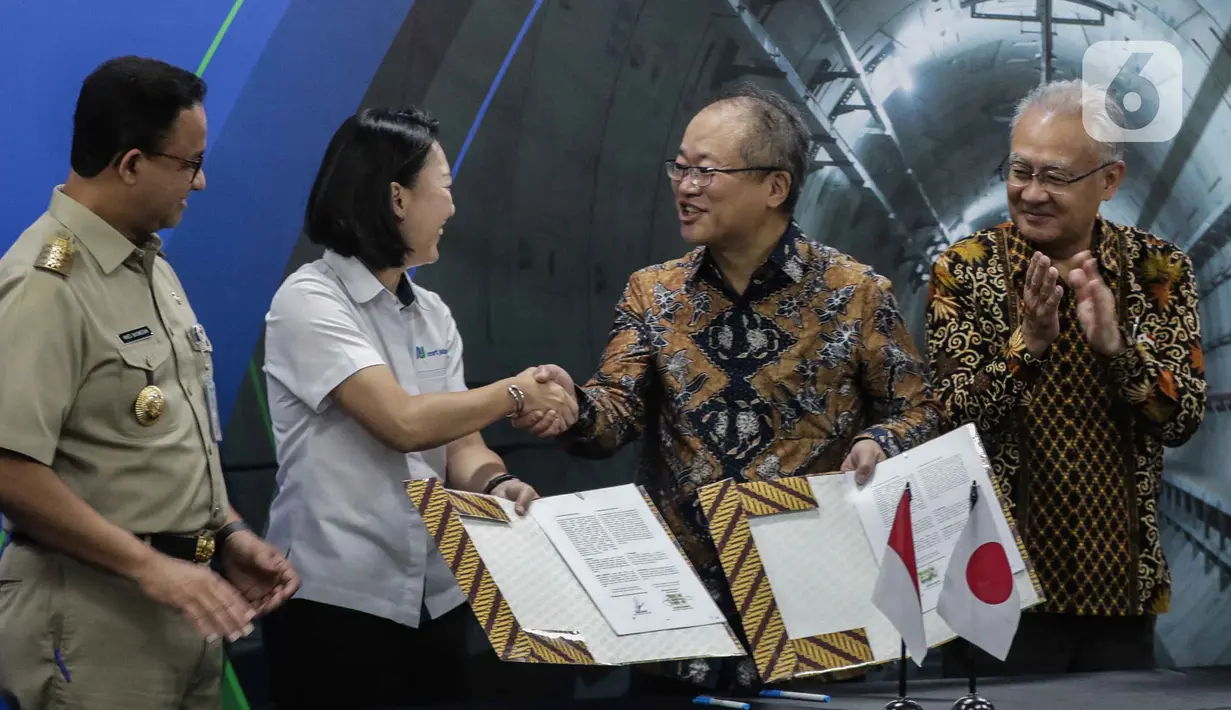 Gubernur DKI Jakarta Anies Baswedan dan Dubes Jepang untuk Indonesia, Masafumi Ishii  usai menyaksikan penandatanganan MoU paket kontrak PT MRT Jakarta (Perseroda) dan Shimizu-Adhi Karya JV (SAJV) untuk Fase 2 CP 201 di MRT Stasiun Bundaran HI, Jakarta, Senin (17/2/2020).(Liputan6.com/Faizal Fanani)