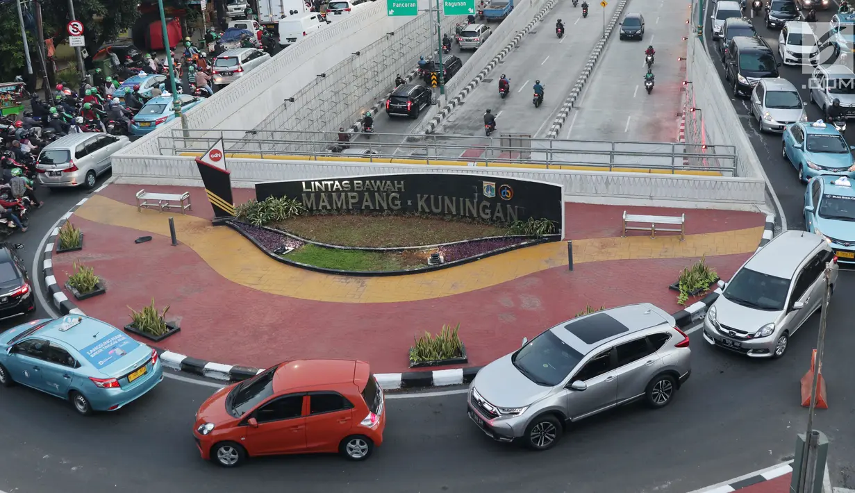Suasana arus lalu lintas di putaran underpass Mampang-Kuningan, Jakarta, Selasa (18/6/2019). Menurut, TomTom Traffic Index penurunan ini membuat Jakarta turun tiga level, jika 2017 lalu berada di peringkat empat, maka 2018 turun ke posisi tujuh kota termacet. (Liputan6.com/Helmi Fithriansyah)