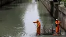 Petugas kebersihan mengumpulkan sampah di kali Cideng, Jakarta, Senin (4/12). Membersihkan kali tersebut dilakukan rutin dikarenakan musim hujan dan mengantisipasi banjir yang kemungkinan bisa terjadi. (Liputan6.com/JohanTallo)