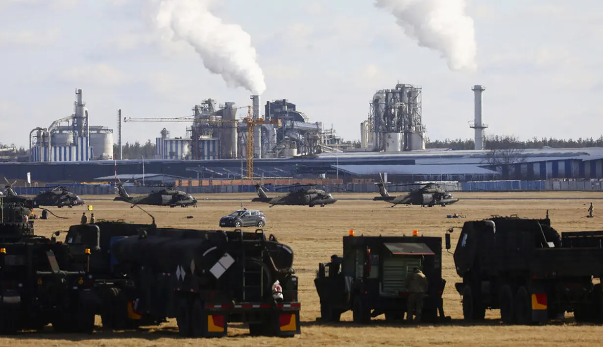 Pasukan AS dari Divisi Lintas Udara ke-82 yang baru-baru ini dikerahkan ke Polandia karena ketegangan Rusia-Ukraina sedang mendirikan kamp di bandara militer di Mielec, Polandia, 12 Februari 2022. Sekitar 4.700 tentara tambahan AS dikerahkan ke Polandia. (AP Photo/Beata Zawrzel)