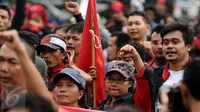 Beberapa buruh wanita terlihat ikut dalam aksi di lapangan DitSabhara Polda Metro Jaya, Jakarta, Rabu (17/2/2016). Dalam aksinya, mereka meminta pencabutan status tersangka pada 26 orang buruh aktivis. (Liputan6.com/Helmi Fithriansyah)