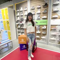 Aurelie Moeremans Mengenakan Converse Run Star Trainer. [Anisha/Fimela]