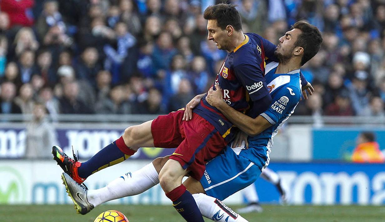 Penyerang Barcelona, Lionel Messi, badannya ditarik gelandang Espanyol, Jordan, pada laga La Liga Spanyol.  Pada pertandingan itu penguasaan bola Barca mencapai 67 persen. (EPA/Qiuque Garcia)