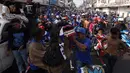 Anggota kelompok yang berjumlah 25 orang secara bergantian memanggungkan reog yang terbuat dari karung goni ini dalam Pawai Persib Juara Piala Presiden, Minggu (25/10/2015). (Bola.com/Nicklas Hanoatubun)