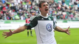 Selebrasi striker VfL Wolfsburg, Edin Dzeko setelah mencetak gol ke gawang Mainz 05 pada laga Liga Jerman 2010/2011 di Wolfsburg (28/8/2010). Edin Dzeko (Bosnia Herzegovina) yang pada awal musim 2023/2024 hijrah ke Fenerbahce dari Inter Milan ini tercatat pernah menjadi top skor Liga Jerman saat membela VfL Wolfsburg yang dibelanya mulai 2007/2008 hingga tengah musim 2010/2011. Pada musim 2009/2010 ia menjadi top skor Liga Jerman dengan koleksi 22 gol. (AFP/John MacDougall)