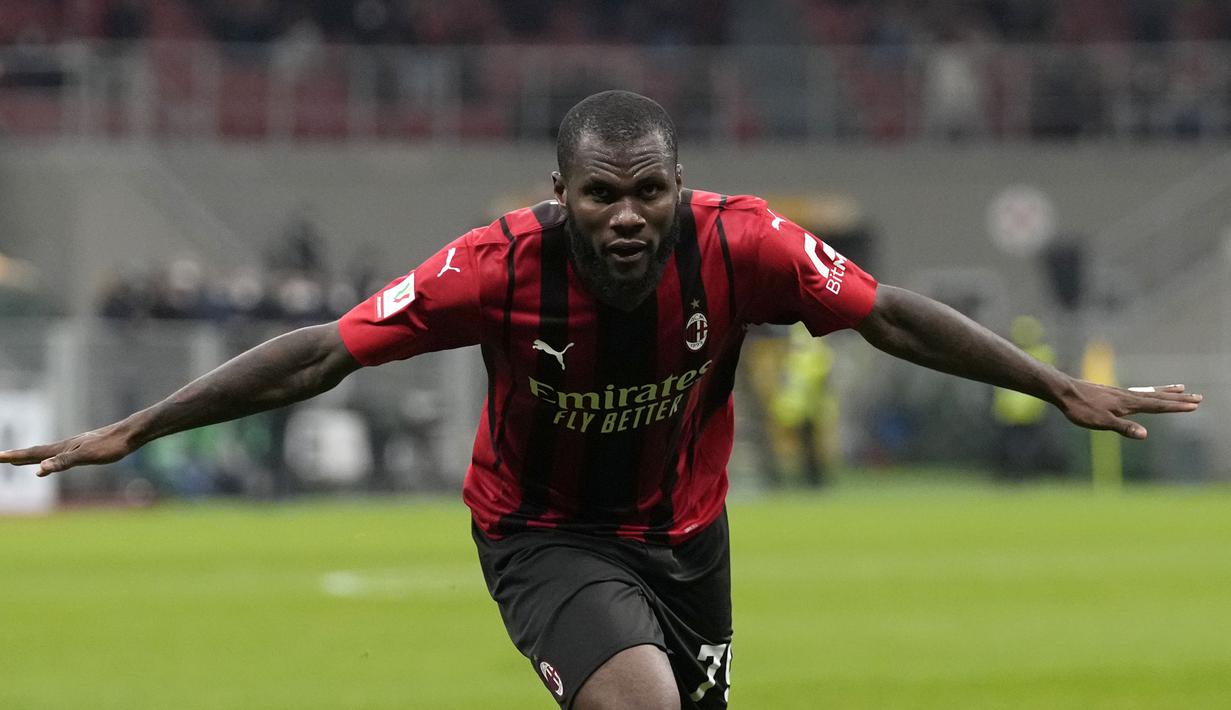 Franck Kessie sukses menambah keunggulan sekaligus gol penutup kemenangan 4-0 AC Milan pada menit ke-70. Ia sukses emanfaatkan kekacauan di kotak penalti Lazio usai Daniel Maldini melancarkan terndangan bebas. (AP/Antonio Calanni)