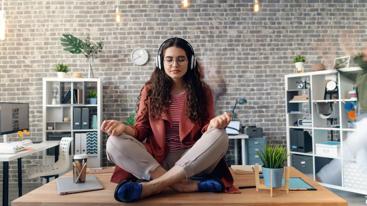 illustrasi mindfulness di meja kerja