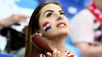 Suporter wanita Kroasia menyisir rambutnya sambil menunggu pertandingan antara Kroasia melawan Denmark pada 16 besar Piala Dunia 2018 di Nizhny Novgorod Stadium, Rusia (1/7). Kroasia berhasil mengalahkan Denmark lewat adu penalti. (AFP Photo/Jewel Samad)