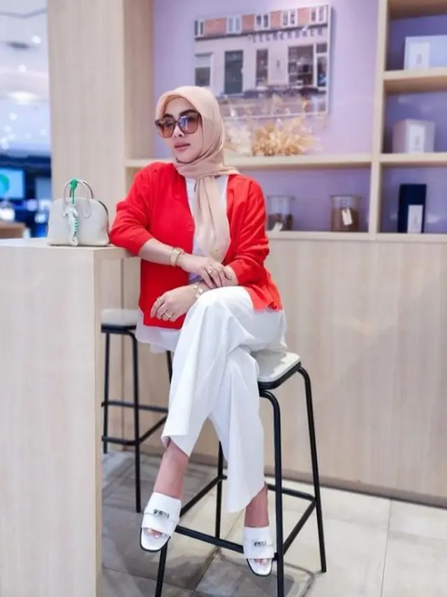 Syahrinni dalam outfit cerah (Instagram/princessyahrini)