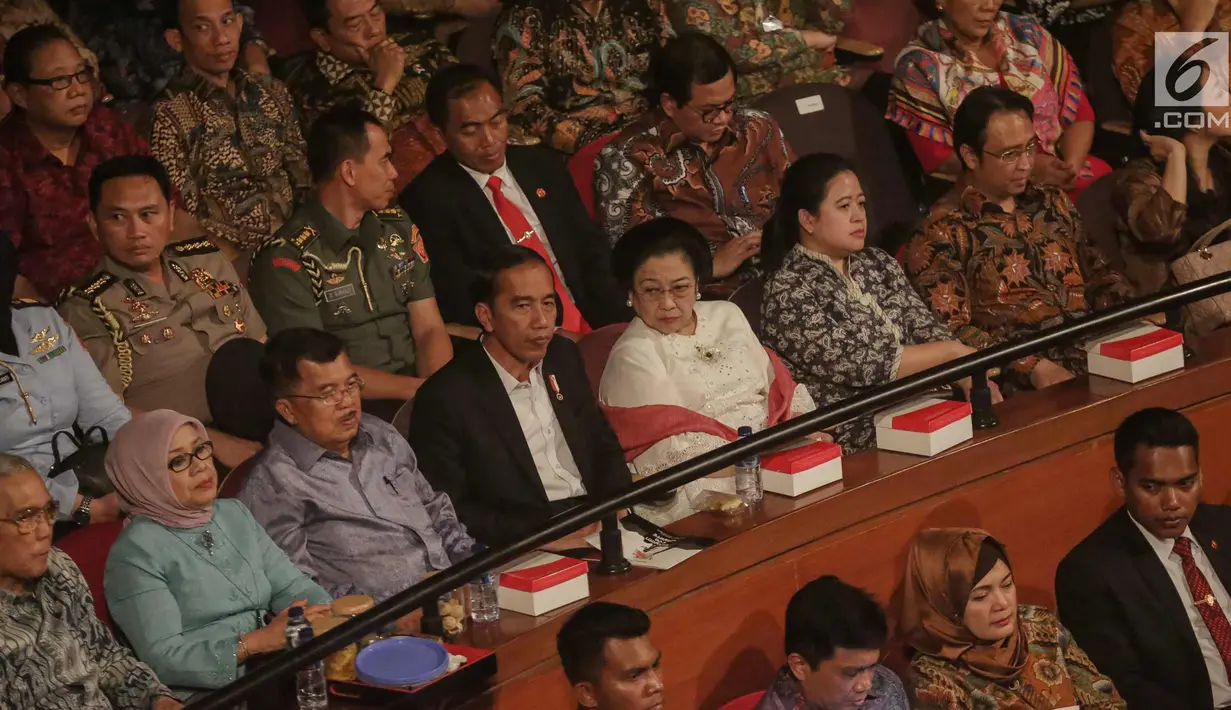 Presiden Joko Widodo dan Wapres Jusuf Kalla saat menghadiri perayaan hari ulang tahun Presiden kelima RI yang juga Ketua Umum PDI-P Megawati Soekarnoputri di Teater Taman Ismail Marzuki, Jakarta Pusat, Selasa (23/1). (Liputan6.com/Faizal Fanani)