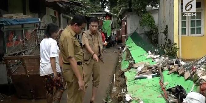 VIDEO: Banjir Jakarta, Tembok Puskesmas Roboh