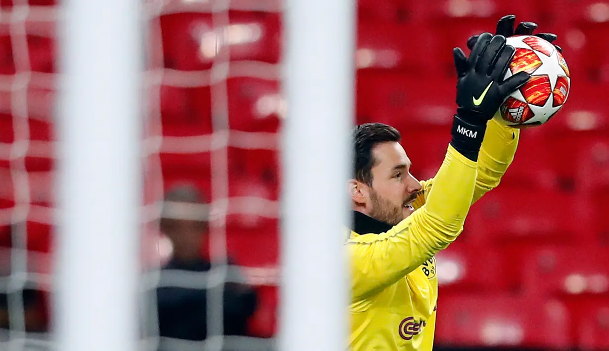 Kiper Borussia Dortmund, Roman Buerki menangkap bola saat mengikuti sesi latihan tim di Stadion Wembley di London, Inggris (12/2). Dortmund akan bertanding melawan Tottenham Hotspur pada babak 16 besar Liga Champions. (AP Photo/Frank Augstein)