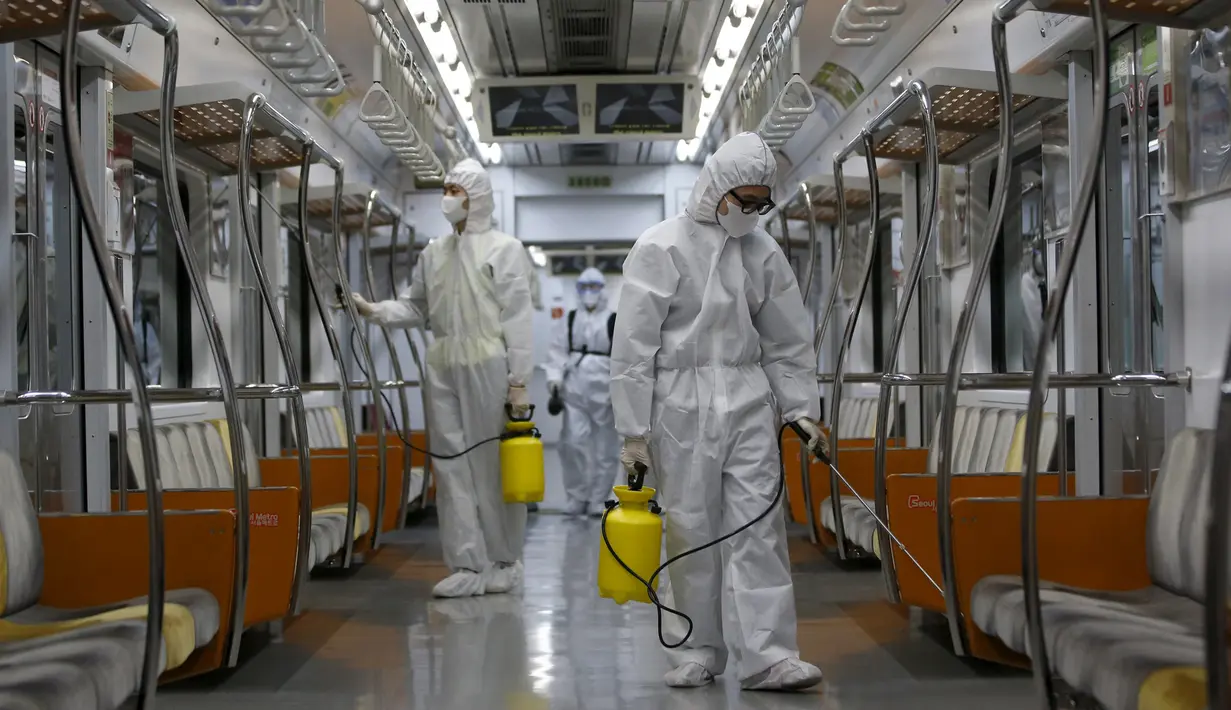 Sejumlah Petugas menggunakan pakaian pelindung melakukan pembersihan di kereta di stasiun Seoul Metro, Goyang, Korea Selatan, (9/6/2015). Sekitar 95 orang terjangkit wabah virus MERS dan 7 orang meninggal dunia di Korsel. (REUTERS/Kim Hong-Ji)