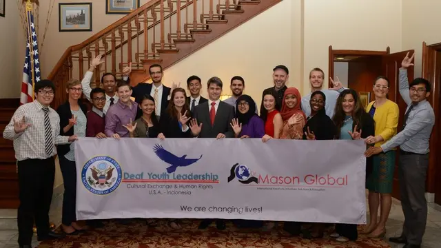Peserta US-Indonesia Deaf Youth Leadership Exchange Kunjungi Jakarta (termasuk Surya Sahetapy). (State Dept. / Erik A. Kurniawan)