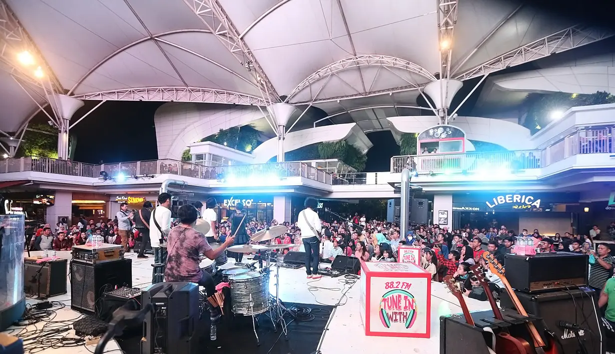 Merasa bersyukur diungkapkan oleh vokalis Shima. Sebagai pendatang baru,  mendapatkan dukungan dari band sekelas d'Masiv. "Ada dea, d'Masiv dan ini jadi pelajaran serta punya impact dengan kami," ujar Bimby vokalis Shima. (Bambang E Ros/Bintang.com)