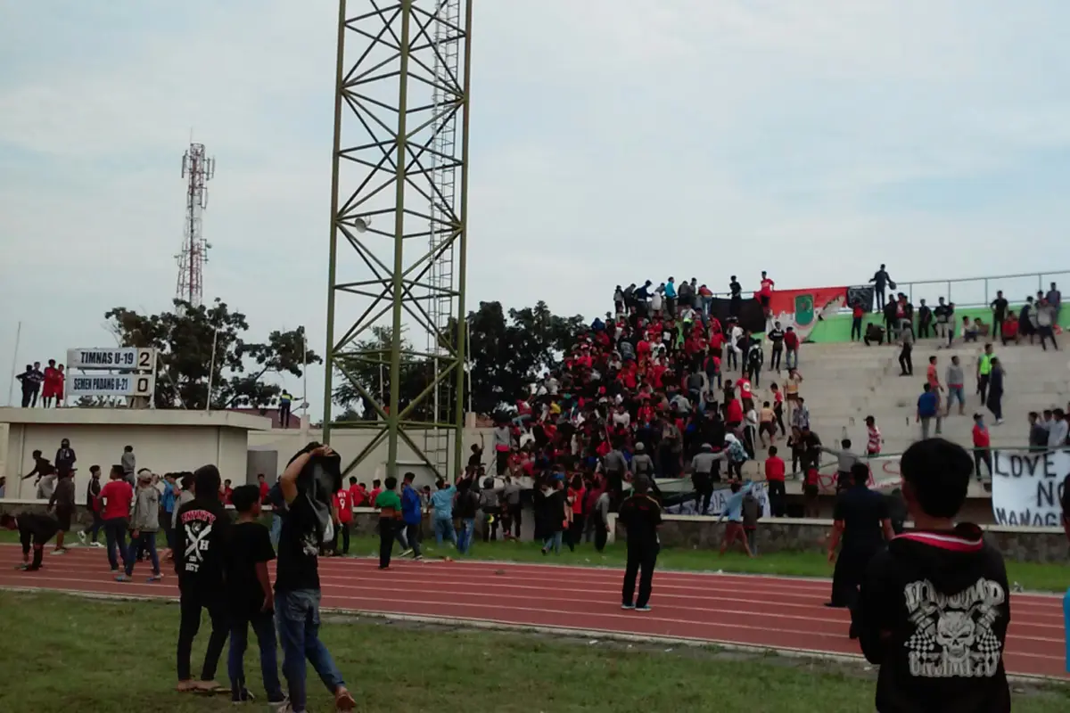 Saling Ejek, Penonton Timnas U-19 vs Semen Padang Rusak Pagar