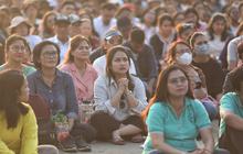 FOTO: Tak Bisa Masuk GBK, Umat Katolik Tetap Khidmat Ikuti Misa Suci Paus Fransiskus Meski Lewat Layar Lebar
