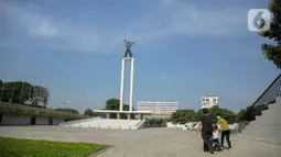 Warga mendampingi anaknya bermain sepeda di Lapangan Banteng, Jakarta, Sabtu (23/10/2021). Pemerintah Provinsi DKI Jakarta akan membuka 59 ruang terbuka hijau (RTH). (Liputan6.com/Faizal Fanani)