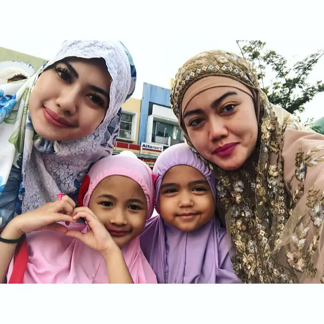 Nia Anggia dan Della Perez