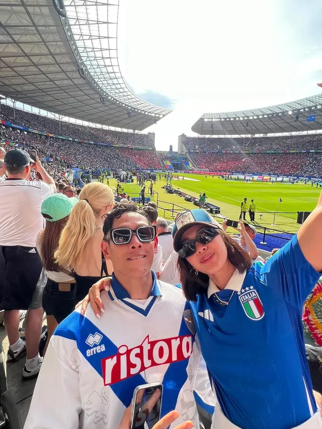 Tampil Kompak, Ini 7 Potret Andrea Dian dan Ganindra Bimo Nonton Euro di Jerman
