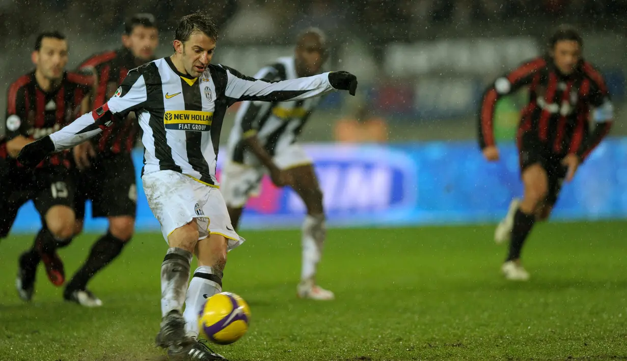 Alessandro Del Piero. Striker Italia yang kini betusia 47 tahun dan telah pensiun di Delhi Dynamos Januari 2015 ini total mencetak 50 gol dari eksekusi penalti di Serie A Liga Italia. Ia melakukannya pada 1993 hingga 2012 hanya bersama Juventus yang dibelanya selama 19 musim. (AFP/Giuseppe Cacace)