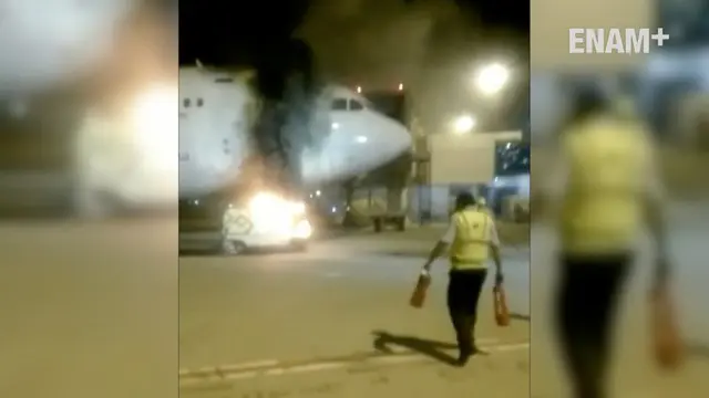 Video amatir saat kebakaran genset yang menyalurkan listrik ke pesawat Garuda Indonesia di terminal 3 bandara Soekarn -Hatta