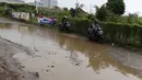 Kendaraan menghindari kubangan pada jalan yang rusak di Jalan Pertamina, Kemiri Muka, Depok, Jawa Barat, Selasa (5/3). Jalan rusak yang telah berlangsung bertahun-tahun tersebut tak kunjung diperbaiki. (Liputan6.com/Immanuel Antonius)
