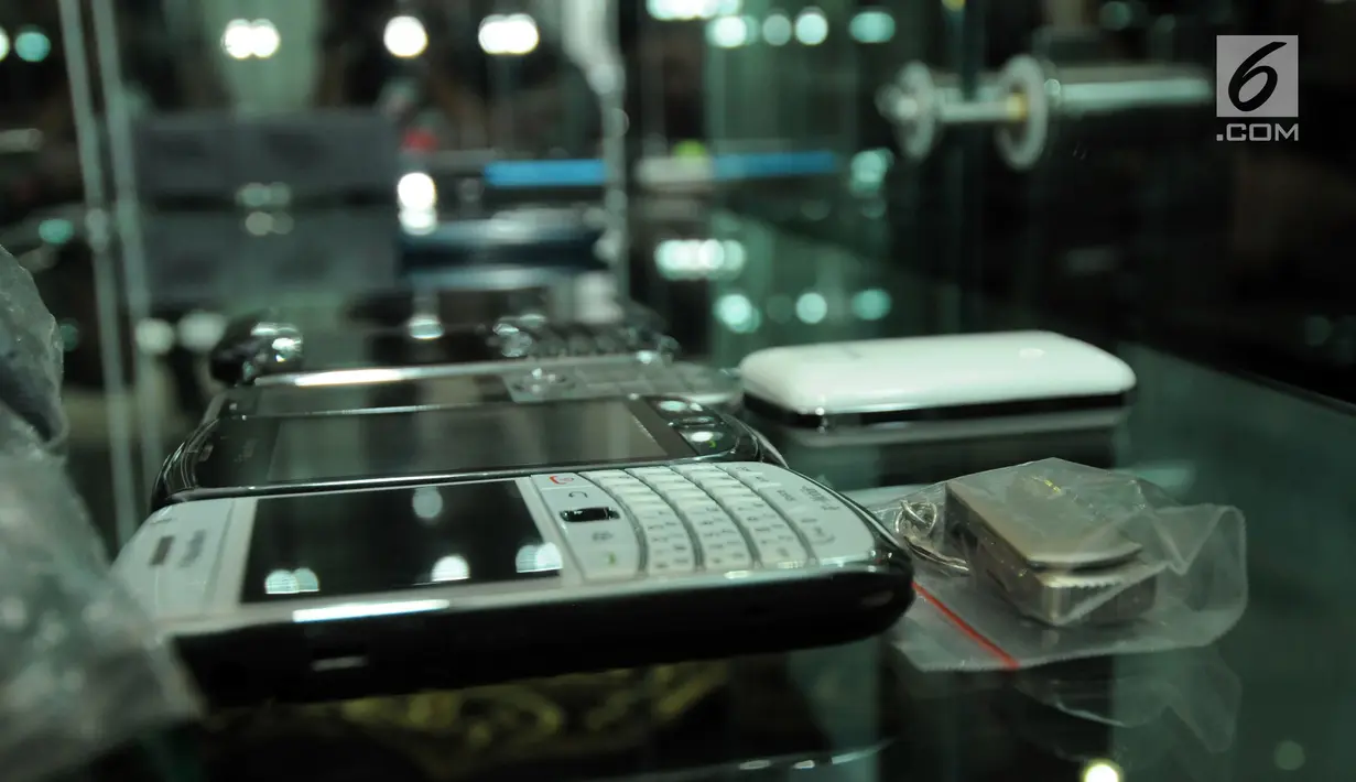 Deretan handphone (HP) berbagai jenis di intalasi yang akan dilelang di gedung KPK, Jakarta, Jumat (20/7). Handphone tersebut hasil sitaan KPK terhadap para koruptor yang ketangkap KPK. (Merdeka.com/Dwi Narwoko)