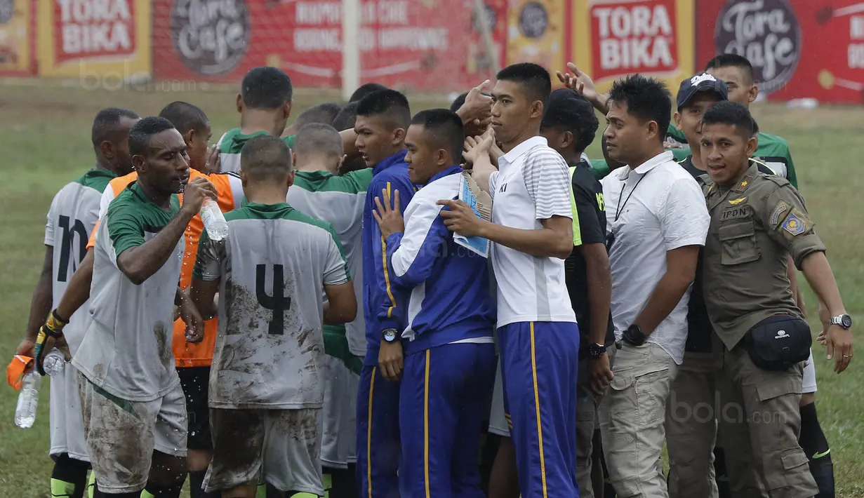 Pemain IPDN sebelum pertandingan melawan Universitas Kuningan pada laga Torabika Campus Cup 2017 di Gor Jati Padjajaran, Jatinangor, Rabu (27/9/2017). IPDN menang 3-1 lewat adu penalti atas Universitas Kuningan. (Bola.com/M Iqbal Ichsan)
