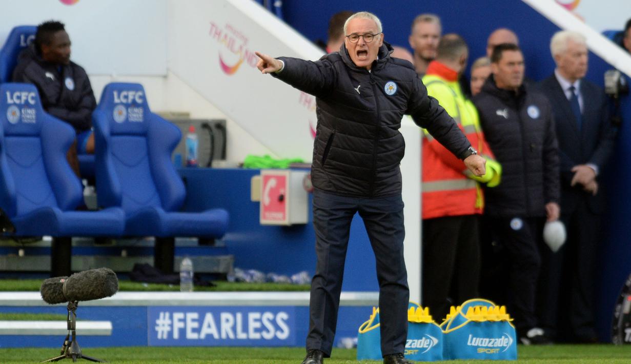 Aksi Pelatih Leicester City, Claudio Ranieri  memberikan instruksi kepada anak asuhnya saat melawan Crystal Palace pada lanjutan Premier League di King Power Stadium, Sabtu (22/10/2016). (Action Images via Reuters/Alan Walter)