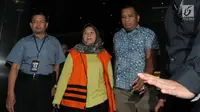 Bupati Bekasi Neneng Hassanah Yasin memakai rompi tahanan dikawal petugas usai menjalani pemeriksaan di gedung KPK, Jakarta, Selasa (16/10). Neneng Hasanah Yasin resmi ditahan 20 hari kedepan untuk mempermudah pemeriksaan. (merdeka.com/Dwi Narwoko)