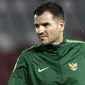 Pelatih Timnas Indonesia, Simon McMenemy, memperhatikan pemainnya saat latihan di SUGBK, Jakarta, Jumat (14/6). Latihan ini persiapan jelang laga persahabatan melawan Vanuatu. (Bola.com/Yoppy Renato)