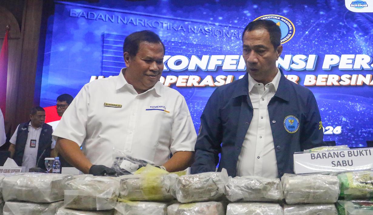 Pelaksana Tugas Deputi Bidang Pemberantasan Badan Narkotika Nasional (BNN), Roy Hardi Siahaan (kanan) saat memaparkan hasil Operasi Saber Bersinar 2026 di Kantor BNN RI, Jakarta, Selasa (19/5/2026). (merdeka.com/Arie Basuki)