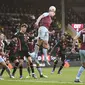 Pemain Burnley Nathan Collins (ketiga dari kanan) menyundul bola saat melawan Chelsea pada pertandingan sepak bola Liga Inggris di Turf Moor, Burnley, Inggris, 5 Maret 2022. Chelsea menang 4-0. (Oli SCARFF/AFP)