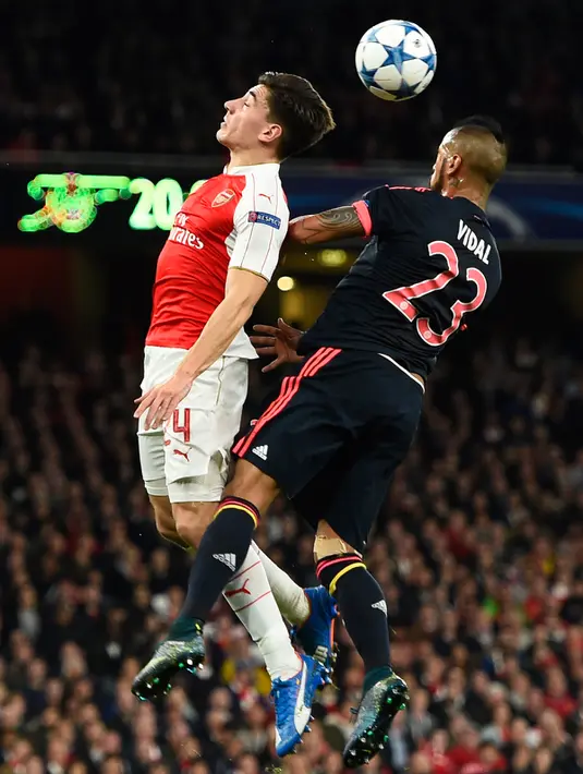 Gelandang Muenchen, Arturo Vidal (kanan) berebut bola udara dengan bek Arsenal, Héctor Bellerín pada pertandingan liga Champions di Emirates Stadium, London, Inggris  (20/10/15). Arsenal menang atas Muenchen dengan skor 2-0. (Reuters/Dylan Martinez)