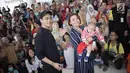 Penyanyi Afgan dan Rossa saat menghibur pasien anak-anak di RSCM, Jakarta, Senin (28/5). Acara tersebut merayakan ulang tahunnya Afgan yang ke-29 dan sekaligus menghibur pasien anak-anak. (Liputan6.com/Faizal Fanani)