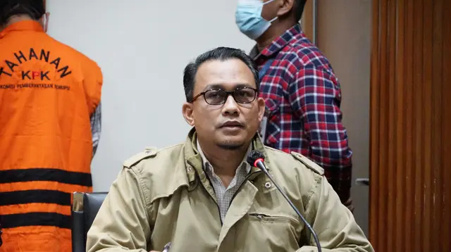 Plt Jubir KPK Ali Fikri memberikan keterangan pers terkait penetapan tersangka Rektor Unila Karomani dalam kasus dugaan suap penerimaan mahasiswa baru. (Foto: KPK)