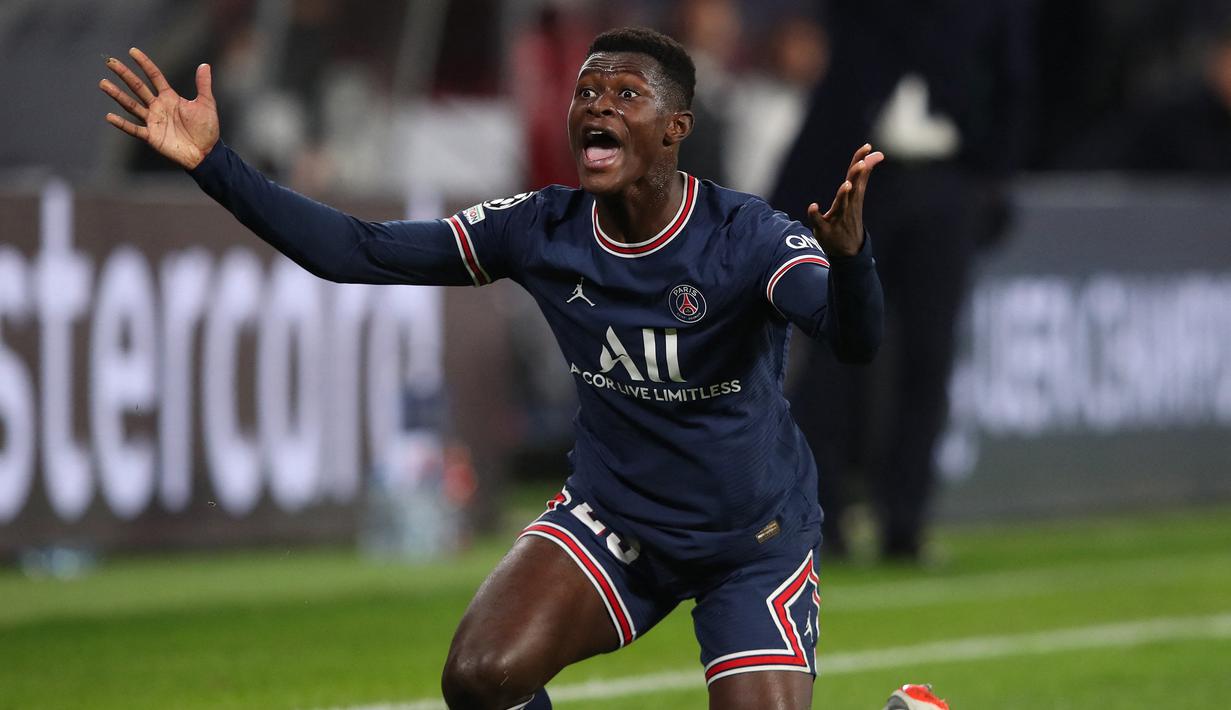 Nuno Mendes. Bek kiri Portugal berusia 20 tahun ini sementara menjadi pemain U-20 termahal di bursa transfer musim panas 2022/2023. Ia baru saja dipermanenkan PSG dari Sporting Lisbon dengan nilai transfer 38 juta euro atau setara Rp574 miliar dengan durasi kontrak hingga Juni 2026 setelah selama 1 musim berstatus pinjaman. Selama semusim berseragam PSG, ia telah bermain dalam 37 laga di semua ajang dengan torehan 1 assist. (AFP/Ronny Hartmann)