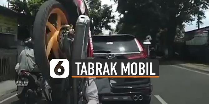 VIDEO: Ngilu, Pemotor Tabrak Mobil Rem Mendadak Hingga Terbalik